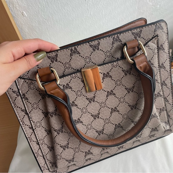 Tan Purse - Cross Over Purse - Golden Accents - Picture 6 of 11